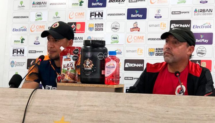 Braynner García y Carlos Eduardo Hernández, cuerpo técnico del Cúcuta Deportivo. 