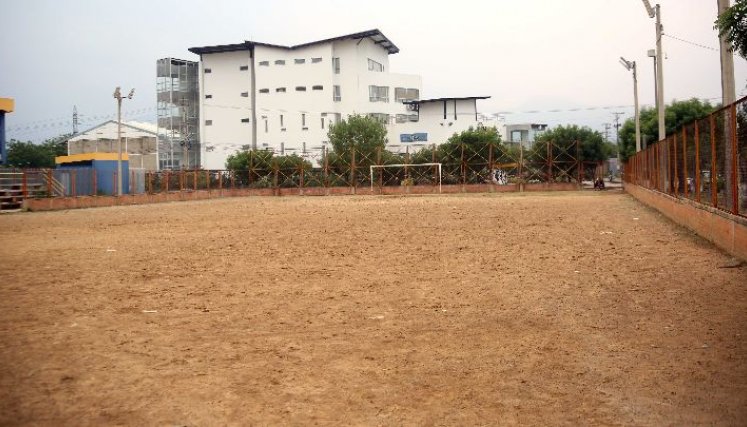 Cuando llueve es imposible jugar en esta cancha./ Foto: Carlos Ramirez. 