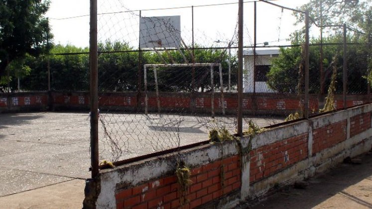 El enmallado de la cancha de microfútbol está dañado./ Foto: Carlos Ramírez. 