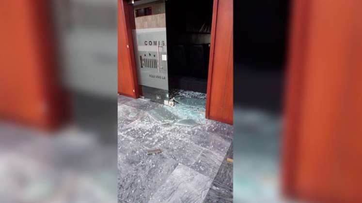 Destrozaron la puerta de la Comisión Séptima del Senado