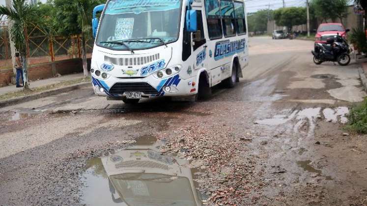 El pésimo estado de la malla vial afecta a la comunidad y al transporte público. /Foto: Carlos Ramirez. 