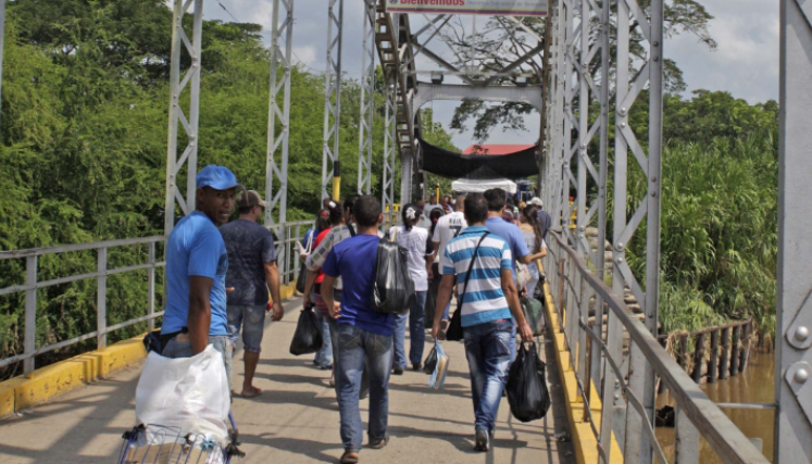 Persiste restricción al tránsito vehicular en Puente Unión. 