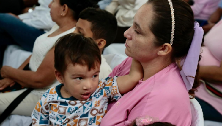 Samuel, de casi tres años, nació con una severa malformación de labio paladar hendido y tras dos cirugías ha mejorado sustancialmente. 