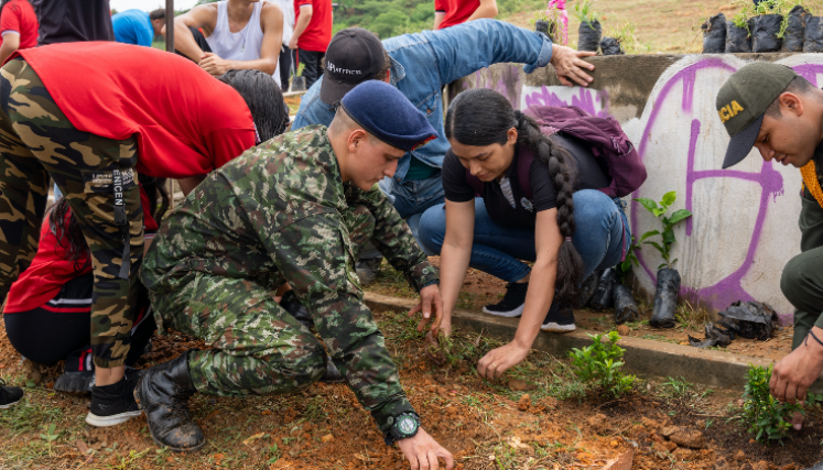 En compañía del Ejército Nacional se hizo la siembra de 800 especies de plantas.