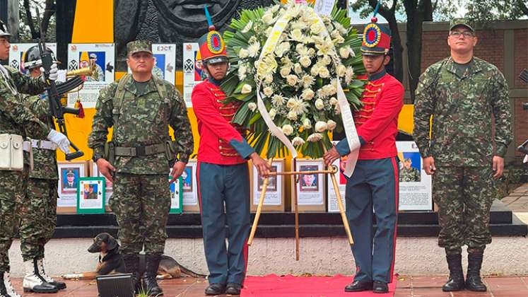 Así fue la entrega de la ofrenda floral.