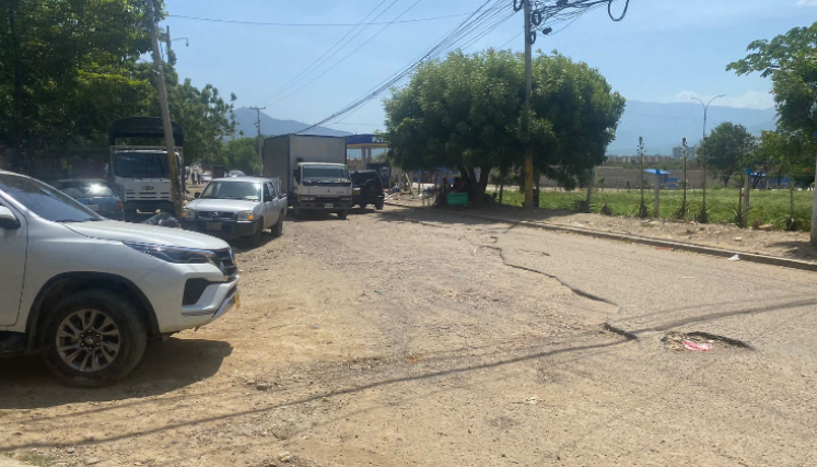 Las vías están completamente destruidas, los conductores esquivando los huecos y lagunas del lugar