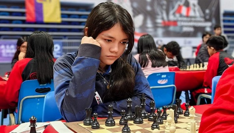 La ajedrecista cucuteña Ghisell Gabriela Morales Pérez luce el trofeo de campeona.