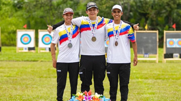 Andrés Mauricio Ardila (al centro) le dio a Colombia y Norte de Santander nuevas medallas en tiro con  arco.
