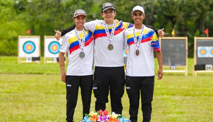 Andrés Mauricio Ardila (al centro) le dio a Colombia y Norte de Santander nuevas medallas en tiro con  arco.