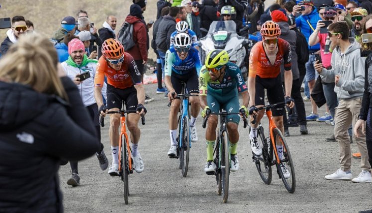 El pedalista colombiano Daniel Martínez hace un gran Giro de Italia.