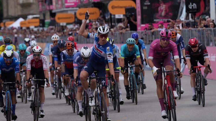 El belga Tim Merlier (izquierdo), se obtuvo su segunda victoria en el Giro al superar a Jonathan Milan en embalaje.