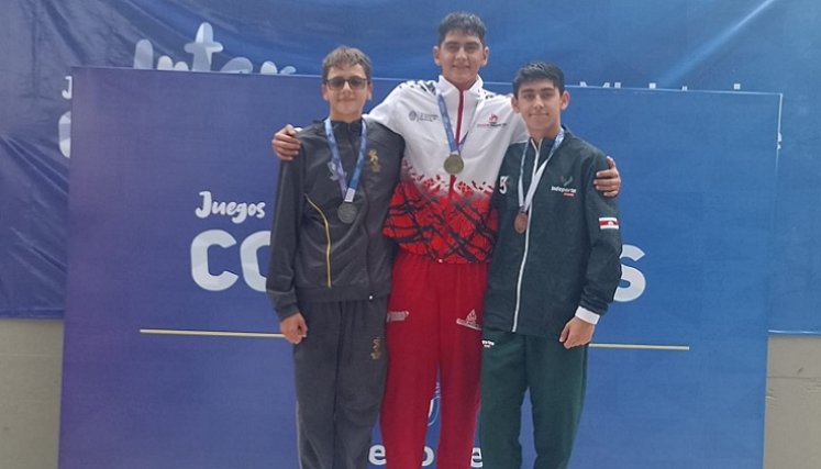 El nadador cucuteño Juan Diego Botello (al centro) se ha destacado en la final de los Intercolegiados nacionales.