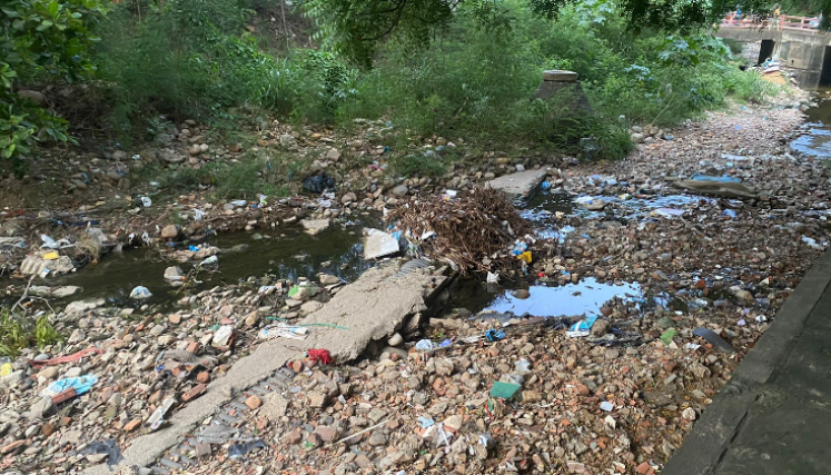 El canal de aguas se ha convertido en un foco de contaminación./ Foto: Lisbeth Vargas/La Opinión