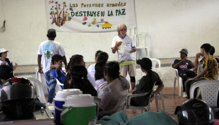 La mayoría de sesiones se hacen en los salones comunales de los barrios./ Foto: Carlos Ramírez.