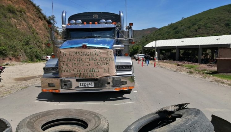 Los damnificados llegaron a la vía para quedarse hasta tanto no haya solución a la problemática/ Foto: Javier Sarabia/La Opinión