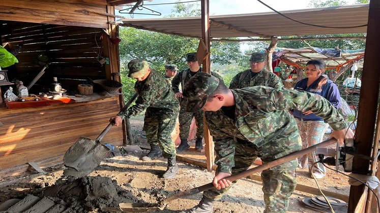 El programa Fe en Colombia del Ejército colombiano promueve la construcción de cocinas ecoeficientes en el Norte de Santander. /Foto: cortesía.