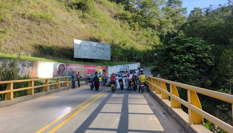 Los volqueteros piden que los tengan en cuenta al momento de tomar decisiones tan drásticas como impedirles el paso por la zona. /Fotos: Cortesía / La Opinión