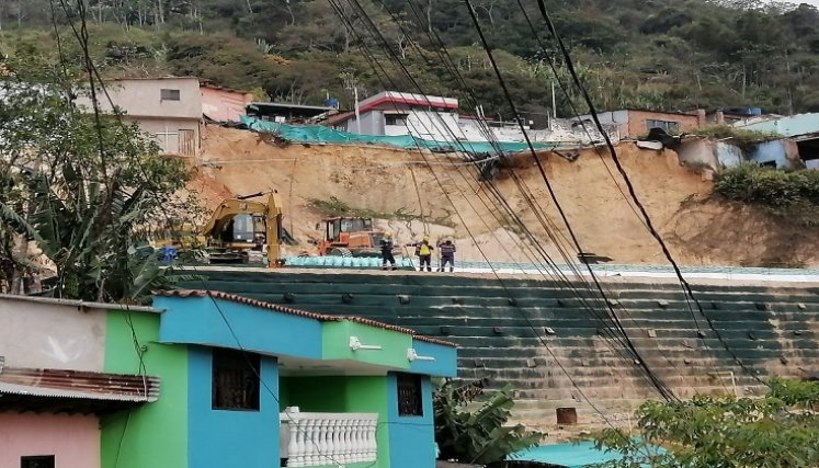 Los damnificados esperan las soluciones habitacionales y la culminación del muro./ Foto: Cortesía
