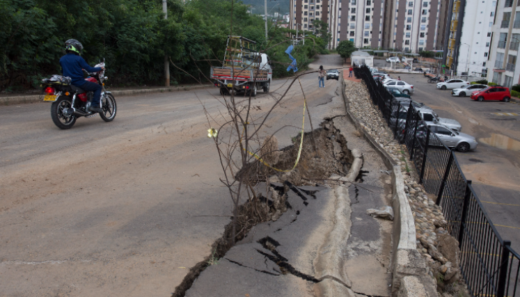  La grieta ha causado temor entre los residentes de la zona./ Foto: Juan Pablo Cohen/La Opinión