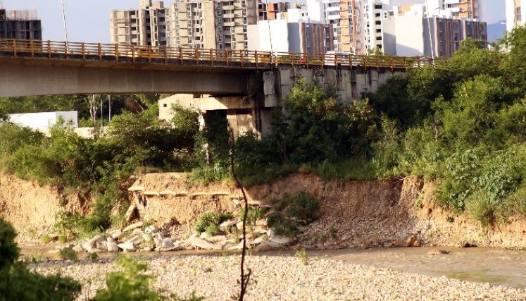 Los cimientos del puente están a solo 6 metros del río Pamplonita./ Foto: Carlos Ramírez.