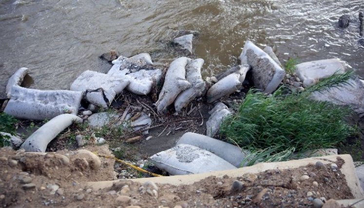 Ya se han caído algunos pedazos del muro de contención hacia el río./ Foto: Carlos Ramírez. 