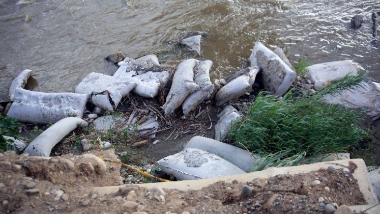 Ya se han caído algunos pedazos del muro de contención hacia el río./ Foto: Carlos Ramírez. 