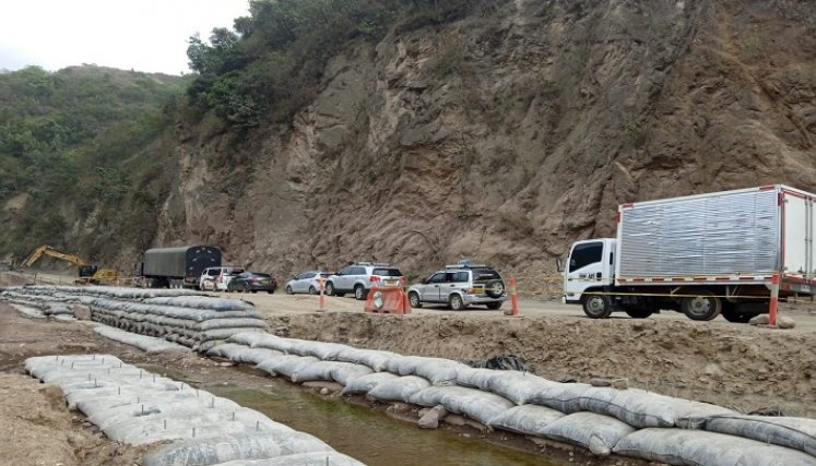 Los damnificados llegaron a la vía para quedarse hasta tanto no haya solución a la problemática/ Foto: Javier Sarabia/La Opinión