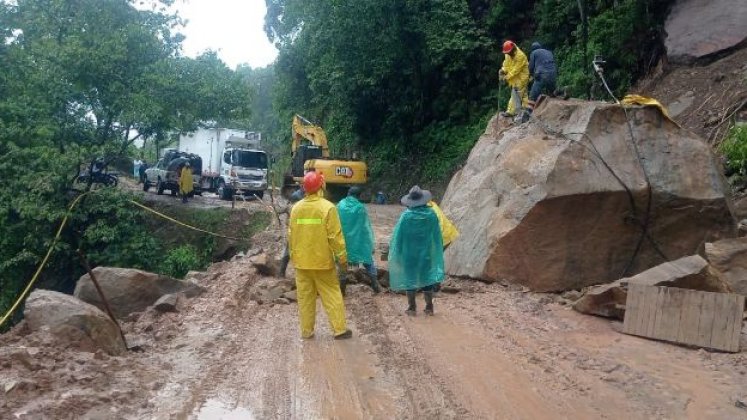 Durante toda esta semana, funcionarios de Invías han estado trabajando para destruir la gran roca que cayó a un lado de la vía por las fuertes lluvias. 