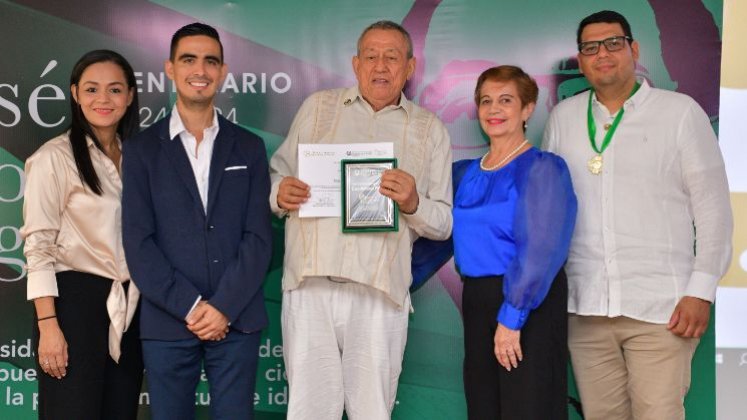 Ciro Alfonso Pérez (centro) recibió el reconocimiento al Profesor Bolivariano Emérito. / Foto: Cortesía / La Opinión