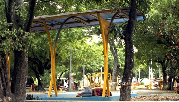 Los habitantes de calle se tomaron el kiosco del ‘Parque de la Piedra’. / Foto: Carlos Ramírez.