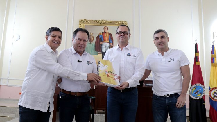 El gobernador William Villamizar también entregó el plan de desarrollo a la Asamblea. Su carta de navegación se llama ‘Norte, Territorio de Paz’. / Foto cortesía