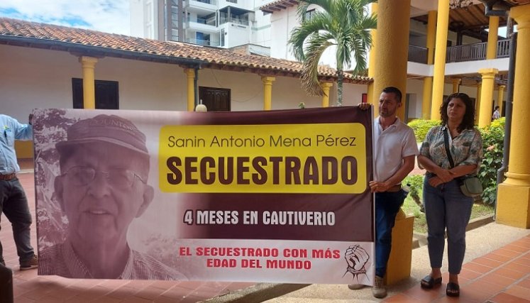 Al cumplirse el primer año de la retención, familiares claman la liberación del secuestrado más viejo del mundo./ Fotos: Archivo / La Opinión