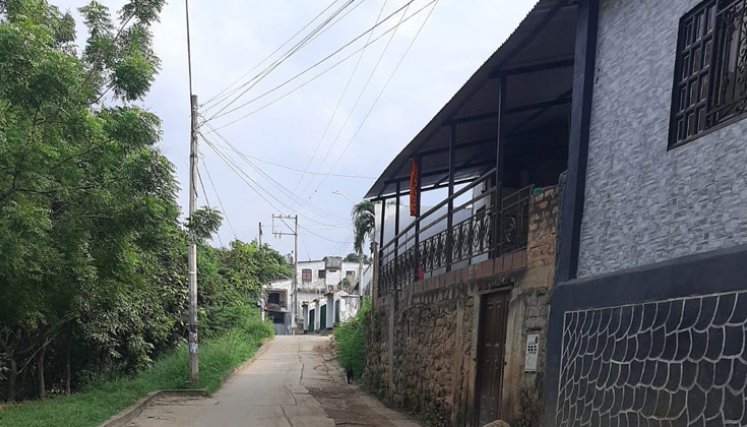 El muro de contención está empezando a ceder hacia el caño.