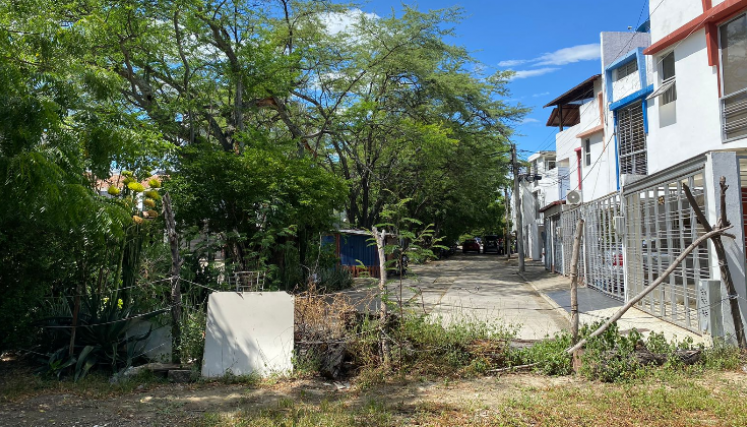 Los vecinos han construido cercas a mitad de los tramos viales para impedir el paso de automotores. 