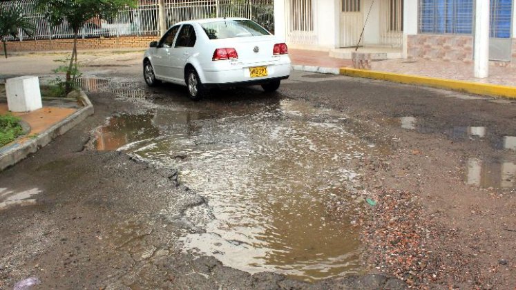 Cuando llueve no se alcanza a dimensionar la magnitud de los huecos, que confunden a los conductores. / Foto: Carlos Ramírez.
