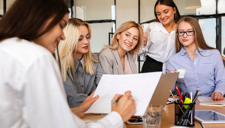 57 nuevas mujeres entraron a formar parte de las juntas directivas de los emisores de valores del país este año. / Foto: Freepik