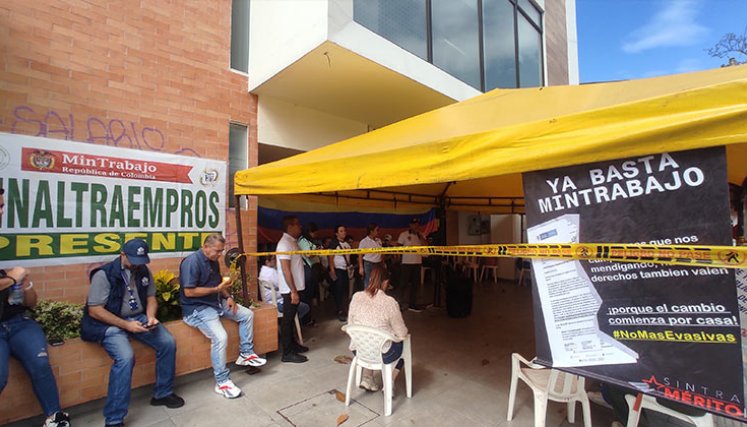 Funcionarios reclaman bonificación y otros derechos./ Foto La Opinión