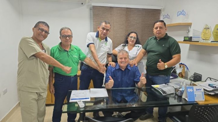 Representantes de los sindicatos de la salud del departamento apoyan al gerente del Erasmo Meoz, Hernando José Mora./Foto cortesía