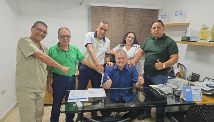 Representantes de los sindicatos de la salud del departamento apoyan al gerente del Erasmo Meoz, Hernando José Mora./Foto cortesía