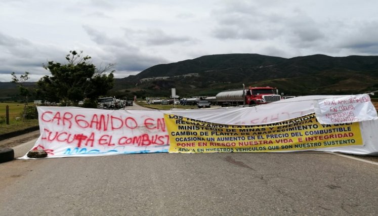 Como en los viejos tiempos, volvió la venta de combustibles a través de pimpinas en las calles de Ocaña./ Fotos: Cortesía / La Opinión