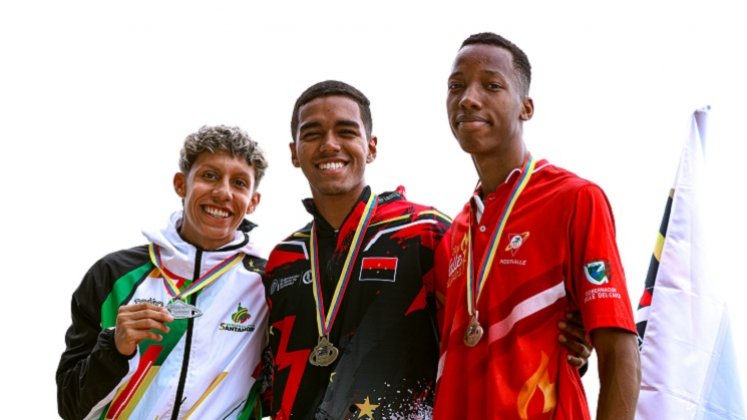 Hugo Rafael Thyme (al centro), luce su medalla de oro de los 200 metros lisos.
