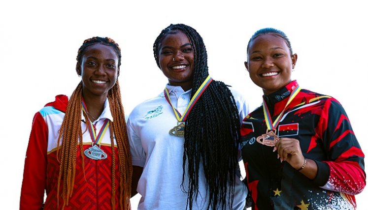 Valeri Franco (a la derecha) se colgó la medalla bronce en lanzamiento del disco.