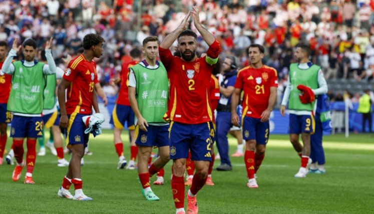El defensa de la selección española Dani Carvajal celebra la victoria sobre  Croacia.