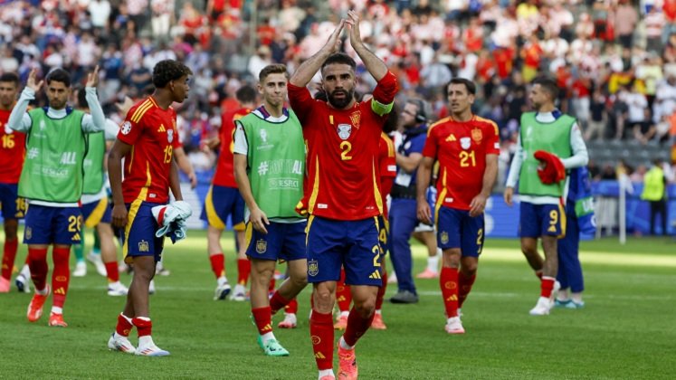 El defensa de la selección española Dani Carvajal celebra la victoria sobre  Croacia.