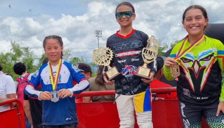 Camila de La Hoz (centro) sigue destacándose en la temporada.