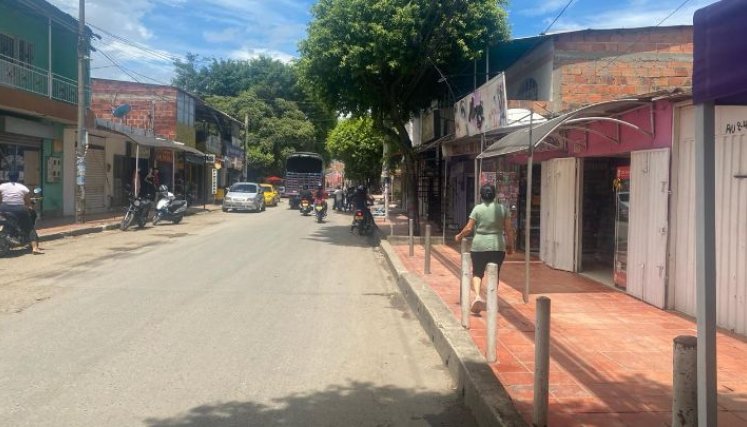 Establecimientos comerciales de todo tipo se pueden encontrar sobre la avenida 2./ Foto: Nicolás Mojica.