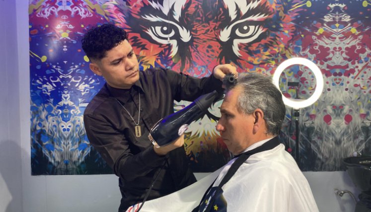 Alexander le explica a cada cliente el procedimiento a seguir con su cabello. / Foto: Valentina Robles / La Opinión