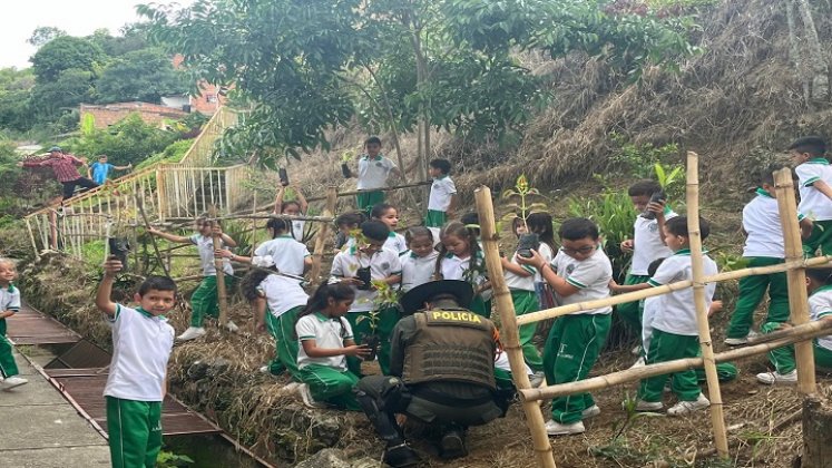 En el marco de la conmemoración del Día Mundial del Medio Ambiente se adelantaron campañas de reforestación con los niños./ Foto: Cortesía