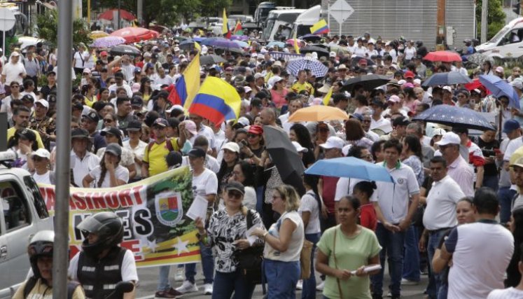 En Cúcuta, los docentes se movilizaron desde el parque Simón Bolívar hasta llegar al parque Santander.  / Foto : Juan Pablo Cohen / La Opinión 