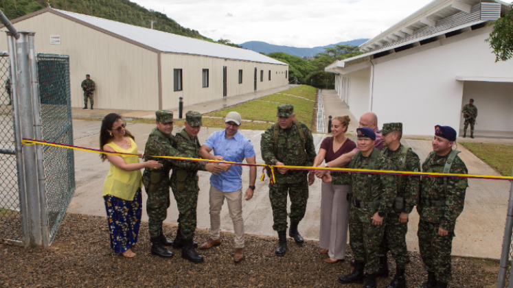 La obra fue entregada por el funcionario de los EE.UU. al representante de alto militar del Ejército de Colombia.